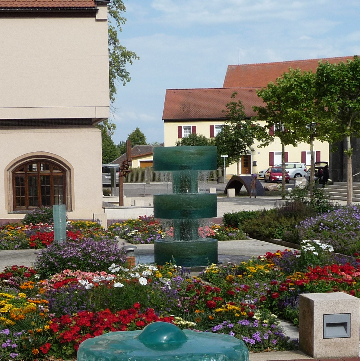 Der moderne Dreischalenbrunnen aus Glas